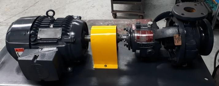 Conjunto motobomba DPUMPS montado sobre base metálica, vista superior