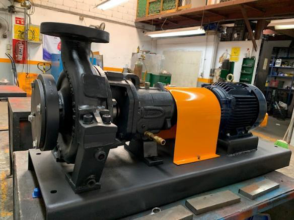 Bomba centrífuga de proceso DPUMPS con guarda de acoplamiento y motor eléctrico